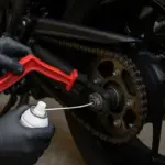 Come pulire correttamente la catena della moto? Accorgimenti che allungano la durata