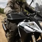 Paramani moto adventure: il dettaglio che migliora comfort e protegge in fuoristrada
