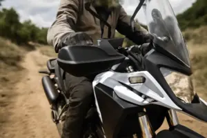 Paramani moto adventure: il dettaglio che migliora comfort e protegge in fuoristrada