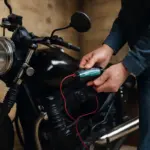 Mantenitore di carica per moto: l’accessorio che prolunga davvero la vita della batteria inutilizzata