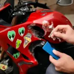Cosa succede se si usano adesivi non specifici per moto su carene e serbatoio? Danni possibili e soluzioni pratiche