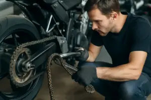 Cambio catena moto: quando farlo davvero e perché evitare interventi troppo anticipati