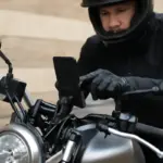 Qual è il miglior supporto smartphone per moto naked? Sicurezza e praticità che semplificano la guida