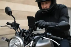 Qual è il miglior supporto smartphone per moto naked? Sicurezza e praticità che semplificano la guida